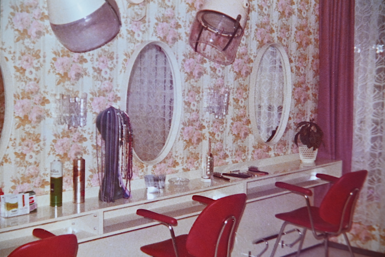 Friseurbereich für Damen mit Blumentapeten 1975