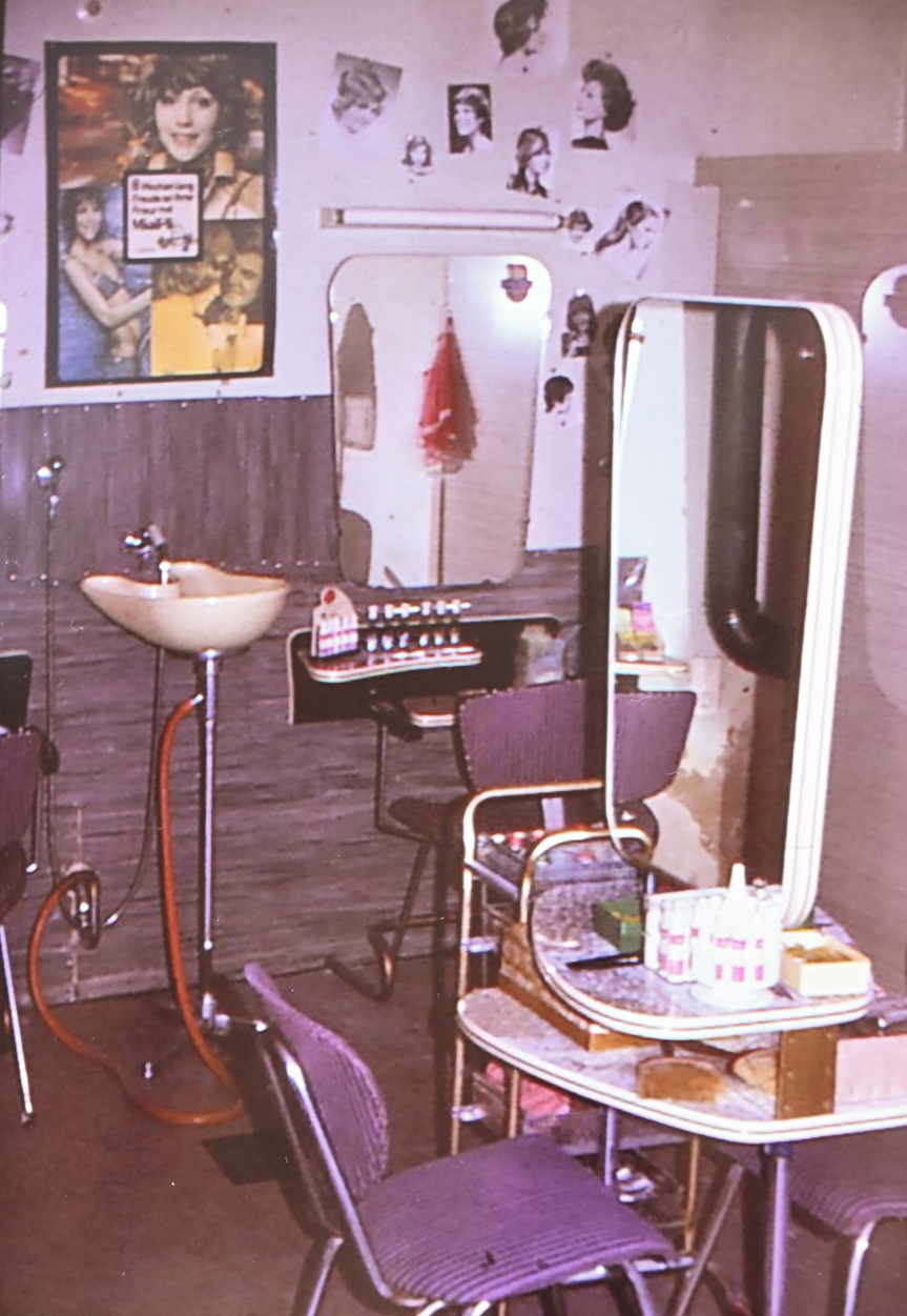 Damen: Frisiertisch und Waschtisch im Jahr 1971